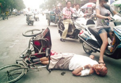 Cụ già ngã bất tỉnh, hàng chục người không ai đoái hoài