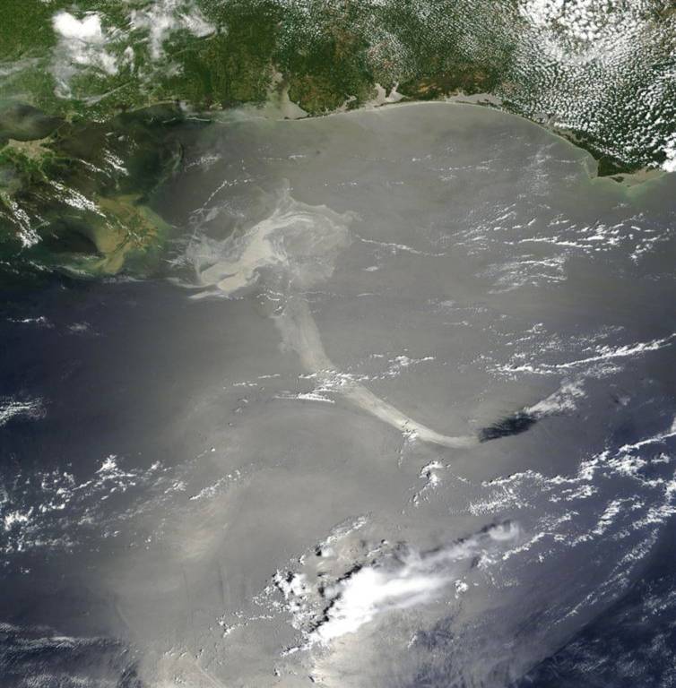 Vệ tinh nhân tạo Terra của NASA đã chụp bức ảnh này ngày 17/5 khi             thảm hoạ tràn dầu trên Vịnh Mexico đang “vô phương cứu chữa”. Vết dầu             loang màu xám đang lan rộng trên mặt biển và tiến về phía Nam sông             Mississippi trông như một cái đuôi.