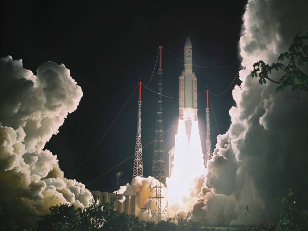 Tên lửa số 5 European Ariane được phóng vào không gian tại Kourou             trên đảo Guiana thuộc Pháp vào ngày 21/5. Tên lửa này có nhiệm vụ mang             theo 2 vệ tinh viễn thông vào quỹ đạo.
