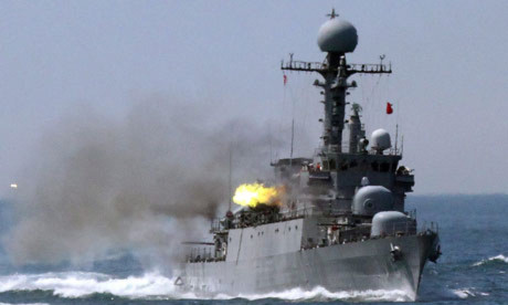 Một tàu chiến của Hàn Quốc bắn đạn thật trong cuộc diễn tập quân sự hồi tháng 5, ngay sau khi kết quả điều tra vụ chìm tàu Cheonan được công bố. Ảnh: Yonhap.
