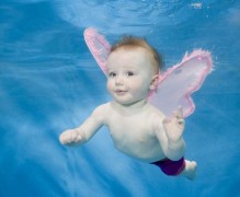 Ngộ nghĩnh các bé học bơi