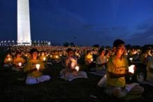 Thắp nến cầu nguyện tại Washington DC thể hiện sự kính trọng và tưởng nhớ những học viên đã bị tra tấn đến chết trong cuộc đàn áp tại Trung Quốc.