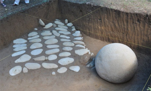 Nhiều quả cầu đá vẫn đang chờ được con người khai quật.