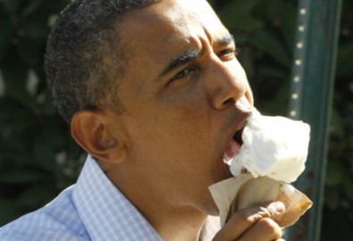 Obama hồn nhiên ăn kem trong kỳ nghỉ cuối tuần
