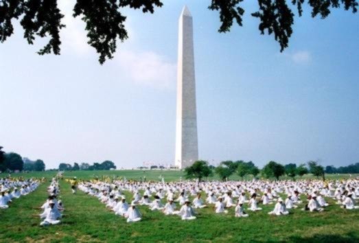 Hàng ngàn đệ tử Pháp Luân Công từ khắp thế giới tập thiền tại National Mall ở Washington, DC.