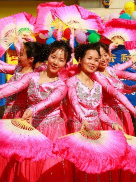 Tháng 5 năm 2006, Luân Đôn diễn ra lễ kỷ niệm chào mừng năm thứ 14 Pháp Luân Đại Pháp được truyền ra từ Trung Quốc.