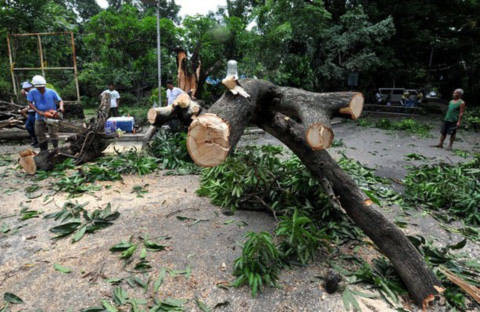 Philippines, Trung Quốc oằn mình trong bão dữ