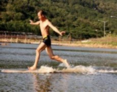 Sư Thiếu Lâm lập kỷ lục chạy trên nước
