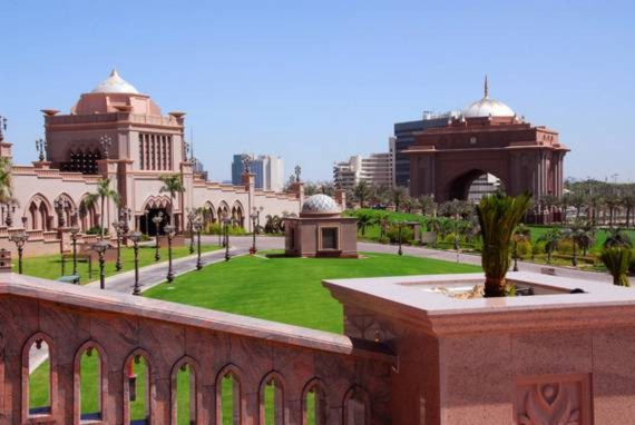 Với tour có chi phí 1 triệu USD dành cho 2 người trong 7 ngày đêm tại  Emirates Palace Hotel, họ có thể tự chọn ăn trong 13 nhà hàng và quán bar của khách sạn, được 1 chiếc Maybach trị giá 410.000 USD phục vụ trong suốt 24 giờ, được phép chơi golf tại câu lạc bộ cao  cấp và tham gia sản xuất nước hoa của riêng mình với hãng nước hoa Yas.