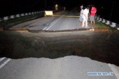 Vết nứt khổng lồ cắt ngang xa lộ ở Malayxia