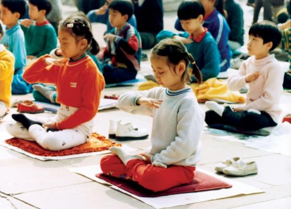 Trẻ em tập Pháp Luân Công tại Trung Quốc vào khoảng năm 1996 