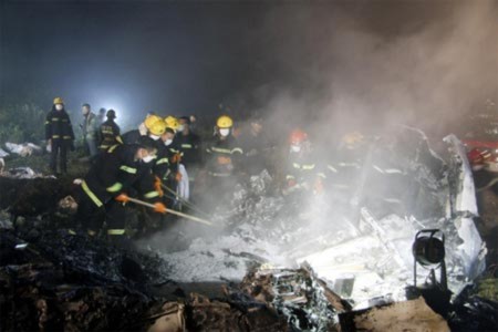 Máy bay Trung Quốc vỡ tan, 43 người chết
