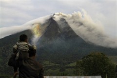 Núi lửa Indonesia thức giấc sau hơn 400 năm