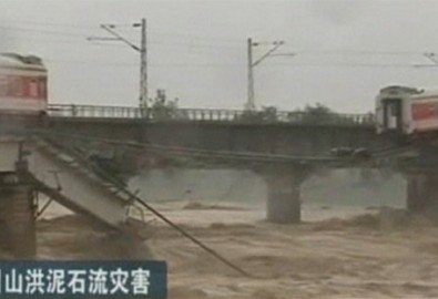 Tàu hỏa phi xuống sông, hành khách sống sót thần kỳ