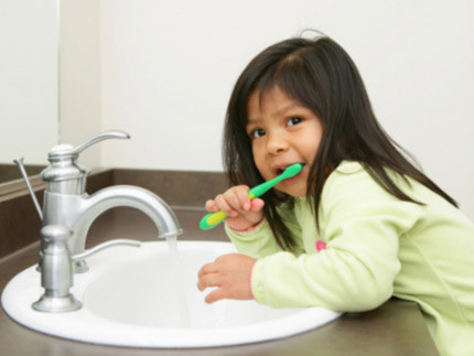 Trẻ có thể rụng răng vì đánh răng sai cách