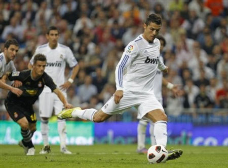 C. Ronaldo lại “nổ súng” giúp Real chiếm ngôi đầu bảng
