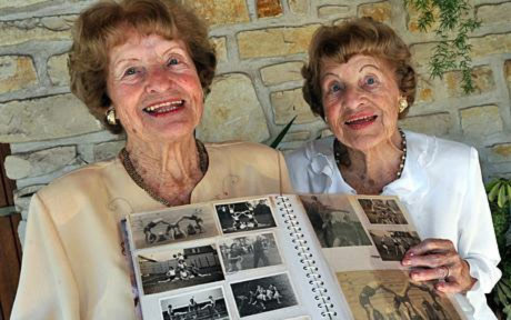 Cặp sinh đôi già nhất thế giới