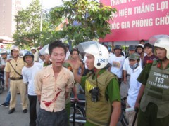 Lực lượng chức năng khống chế đối tượng hành hung công an.