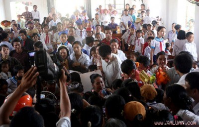 Các em học sinh huyện Lộc Hà đã rất vui khi Diễm Hương xuất hiện. Đáp lại tình cảm nồng hậu của các em, Diễm Hương miệt mài ngồi kí tặng cho các em...
