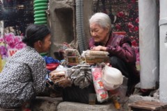 Cụ bà 88 tuổi ở vỉa hè HN kiên cường mưu sinh vì con