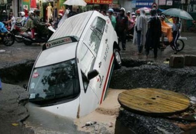 Taxi cắm đầu xuống ‘hố địa ngục’ giữa Sài Gòn