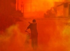 Thành phố Trung Quốc chìm trong khói đỏ