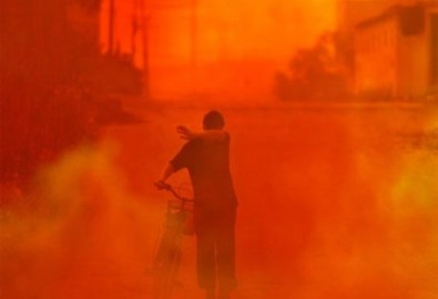 Thành phố Trung Quốc chìm trong khói đỏ