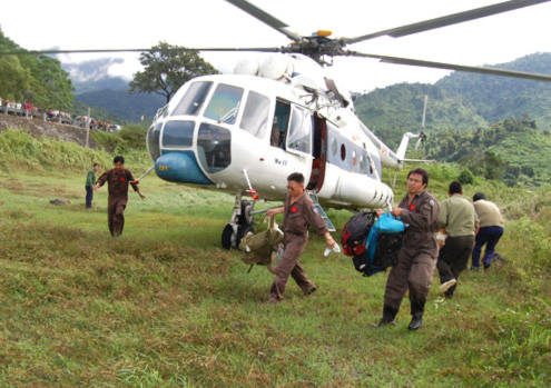 27 người chết vì mưa lũ, trực thăng tham gia cứu trợ