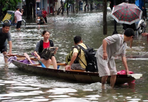 Đẩy thuyền chở du khách trên đường phố ở Huế