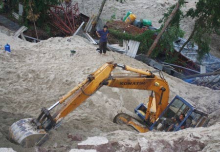 Bờ đê sông Hồng bị sạt lở nghiêm trọng, Tin tức trong ngày, đê sông Hồng, sạt lở, nhà sập, tài sản, cuốn trôi, ngôi nhà