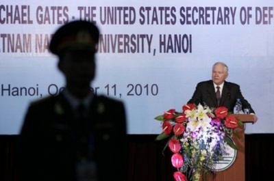 Bộ trưởng Quốc phòng Hoa Kỳ Robert Gates phát biểu tại Đại học Quốc gia Hà Nội (Ảnh AP)