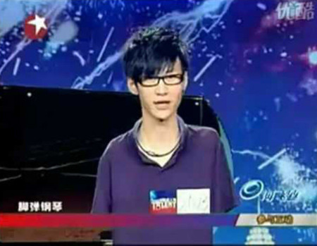 Chàng trai chơi piano bằng chân chiến thắng tại 'China's Got Talent'.
