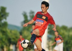Tiền vệ Vũ Phong trong trận đấu tập với U23. Ảnh: Hoàng Hà.