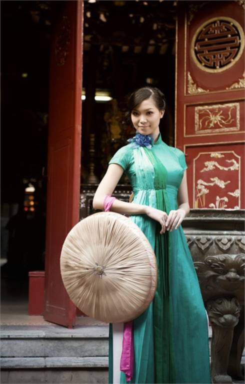 Hoa hậu Thùy Dung dịu dàng giữa phố cổ Hà Thành