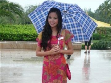Kiều Khanh vui vẻ đi shopping