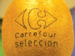 Tia laser tạo hình xăm trên quả kiwi do Carrefour phân phối