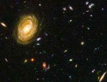 Bức ảnh chụp bởi kính thiên văn Hubble này là tổ hợp của một triệu lần chụp phơi sáng mỗi lần 1 giây, tiết lộ hình ảnh các thiên hà tại thời gian rất ngắn sau Big Bang. Nhưng liệu đây có thực sự là sự khởi đầu của vũ trụ, hay chỉ là một giai đoạn trong sự phát triển của nó? (NASA/Getty Images)