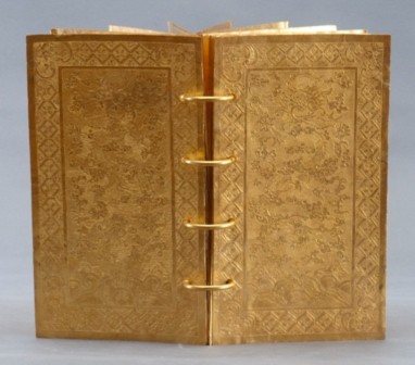 Sách vàng, đúc năm Gia Long thứ 5 (1806). Trọng lượng 2100 Gr.
