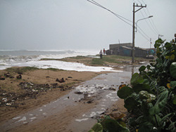 Những đợt sóng lớn ào vào bờ, phủ trắng đường đi - Ảnh: Đức Huy