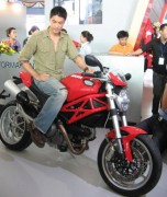 Jonny Trí Nguyễn bên xe Ducati - thương hiệu mà anh làm đại sứ tại Việt Nam.
