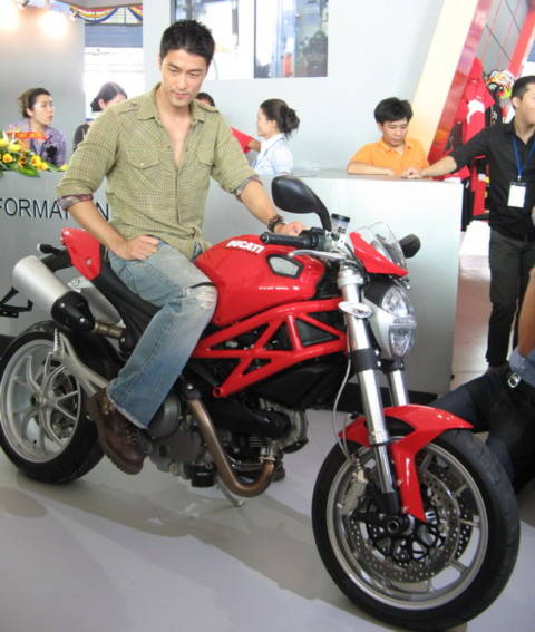 Jonny Trí Nguyễn bên xe Ducati - thương hiệu mà anh làm đại sứ tại Việt Nam.