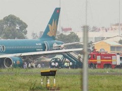 Chiếc máy bay A320 của Vietnam Airlines bị nổ lốp hôm 7/8 tại sân bay Tân Sơn Nhất (Ảnh: CTV)