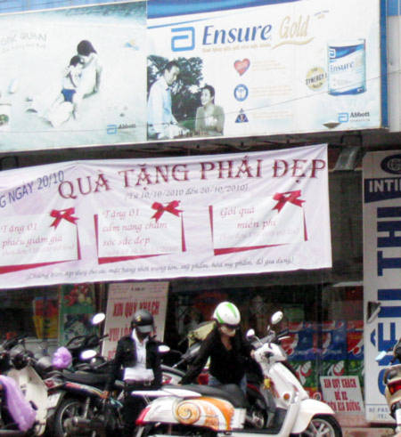 Quà tặng tại Đà Nẵng "hút" khách với các chương trình khuyến mãi và dịch vụ miễn phí (ảnh: Khánh Hiền) Quà tặng tại Đà Nẵng "hút" khách với các chương trình khuyến mãi và dịch vụ miễn phí (ảnh: Khánh Hiền)