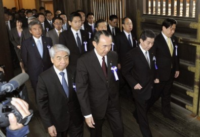 Các quan chức Nhật Bản thăm Đền Yasukuni