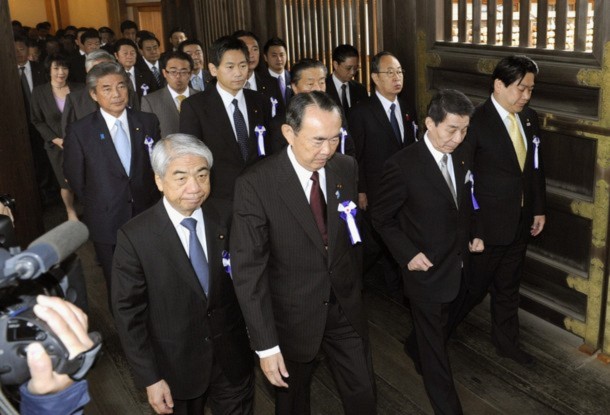 Các quan chức Nhật Bản thăm Đền Yasukuni