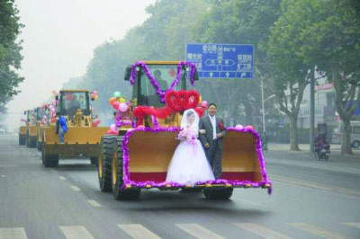 Rước dâu bằng xe ủi