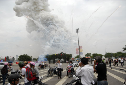 Hiện trường vụ nổ pháo hoa - Ảnh độc giả Quang Huy
