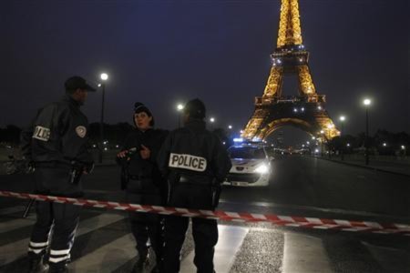 Tháp Eiffel lại sơ tán, châu Âu phá âm mưu tấn công nhiều thành phố