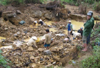20 người mất tích liệu có bị bóc lột lao động ở hàng trăm bãi đào đãi vàng trái phép như thế này ở Phước Sơn? Ảnh: T.T.Thư
