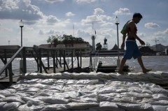 Bao cát dựng dọc sông Chao Praya đoạn chảy qua Bangkok.